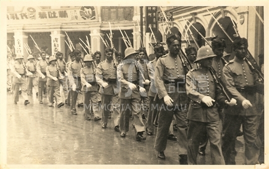 參加檢閱遊行的軍人（1940年代）